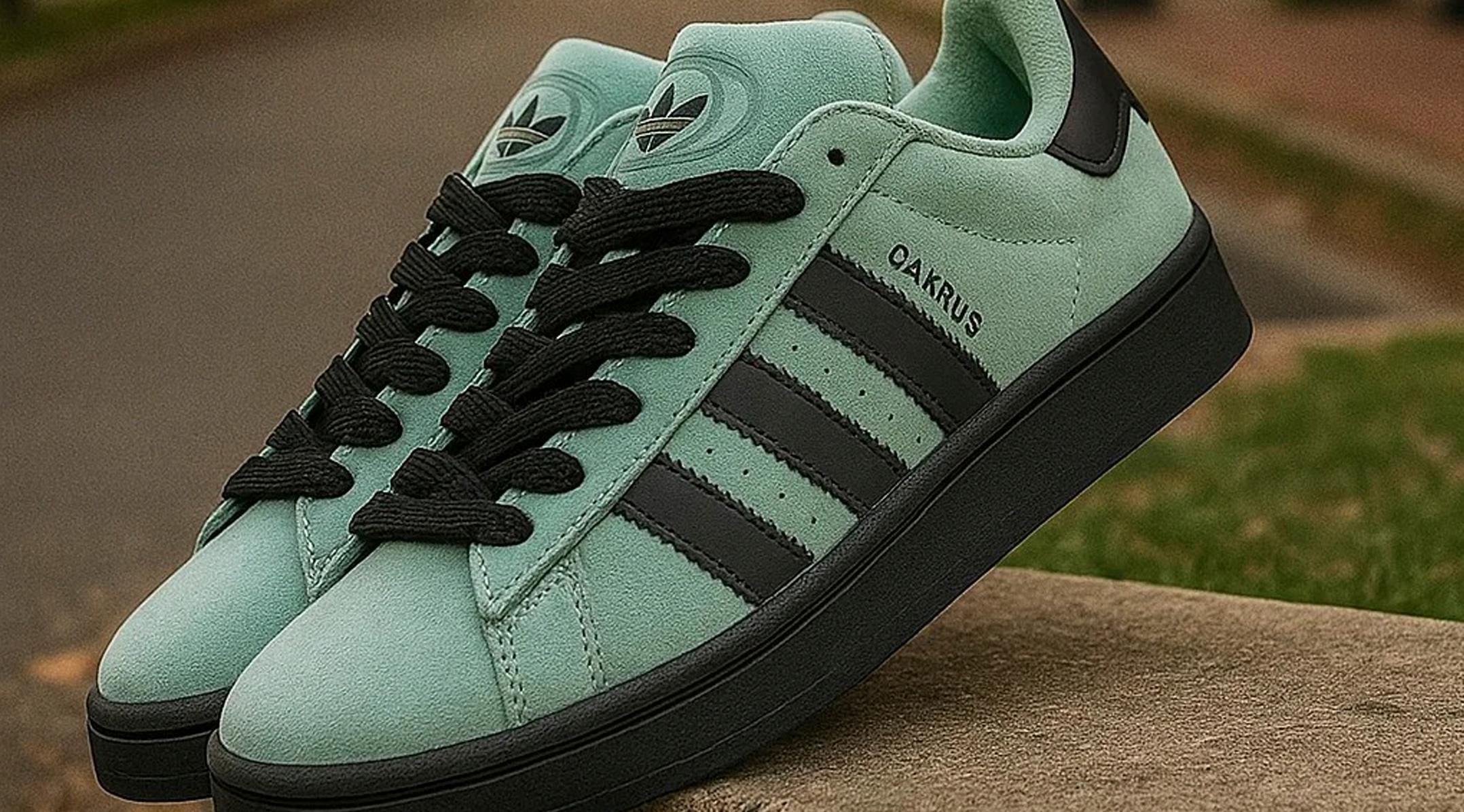 Замшевые кроссовки Adidas Campus с черной подошвой