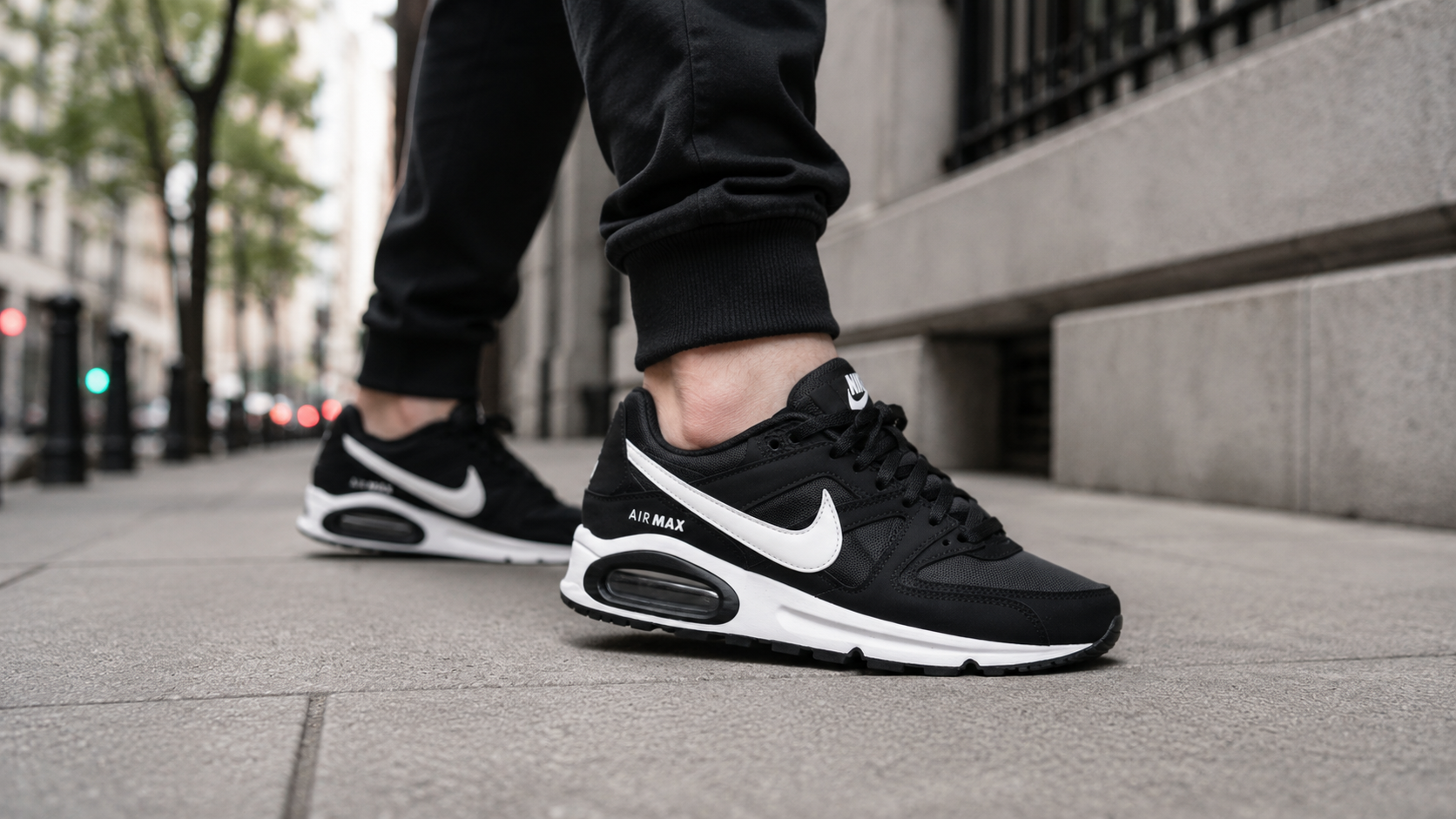 Nike Air Max Command на ноге в городском образе