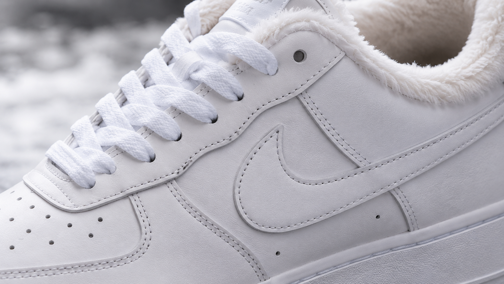 Nike Air Force 1 '07 LV8 1 — кожаный верх, шнуровка и меховая подкладка