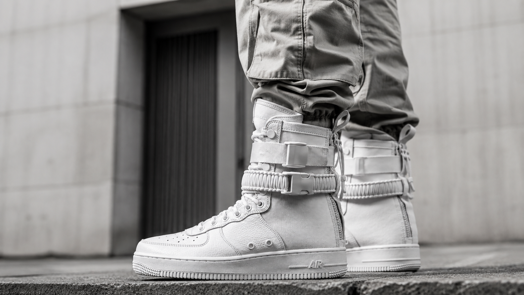 Образ с белыми Nike SF Air Force 1 и cargo-брюками