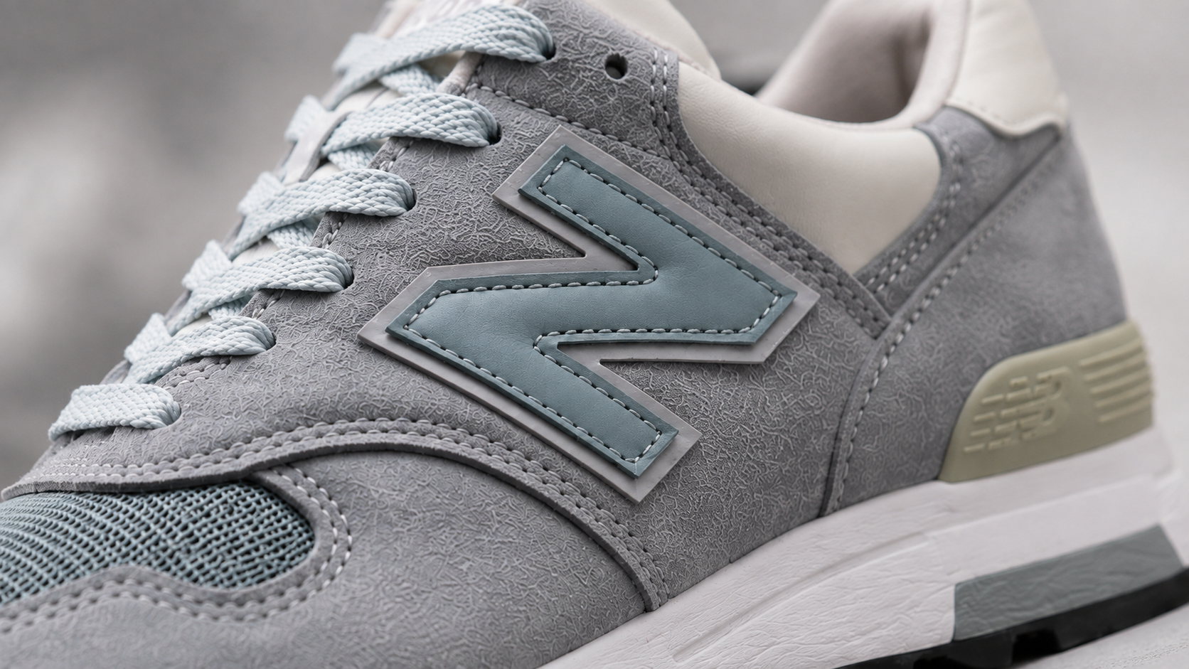Материалы верха New Balance M1400: замша, mesh и боковая N