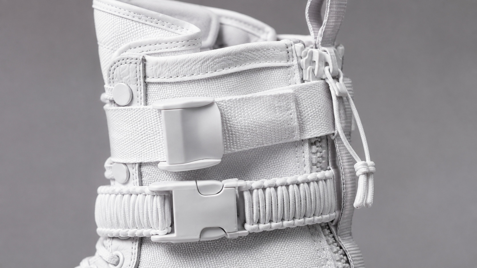 Детали верха Nike SF Air Force 1: высокий воротник и регулируемые ремешки