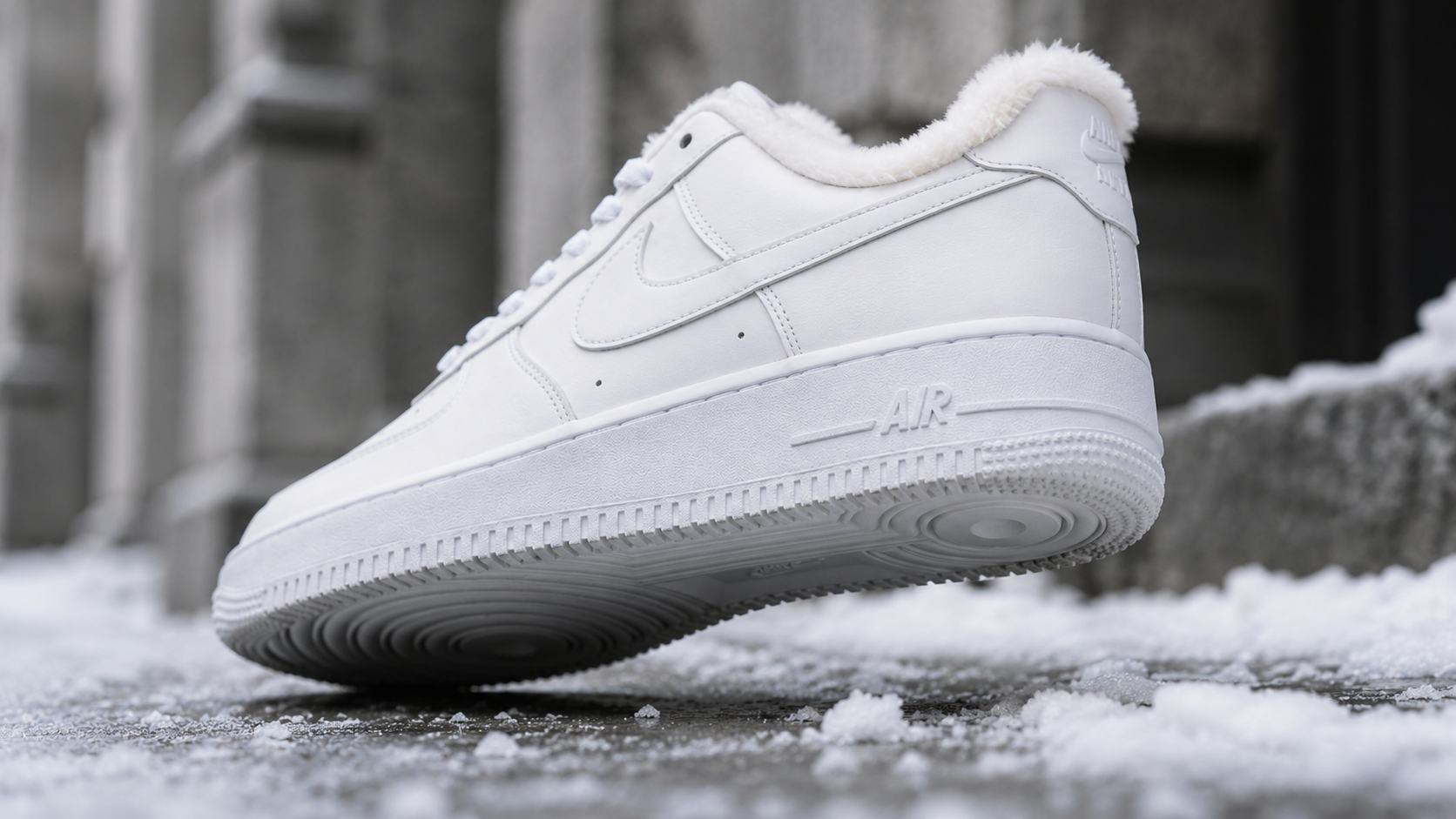 Подошва Nike Air Force 1 '07 LV8 1 на зимнем покрытии