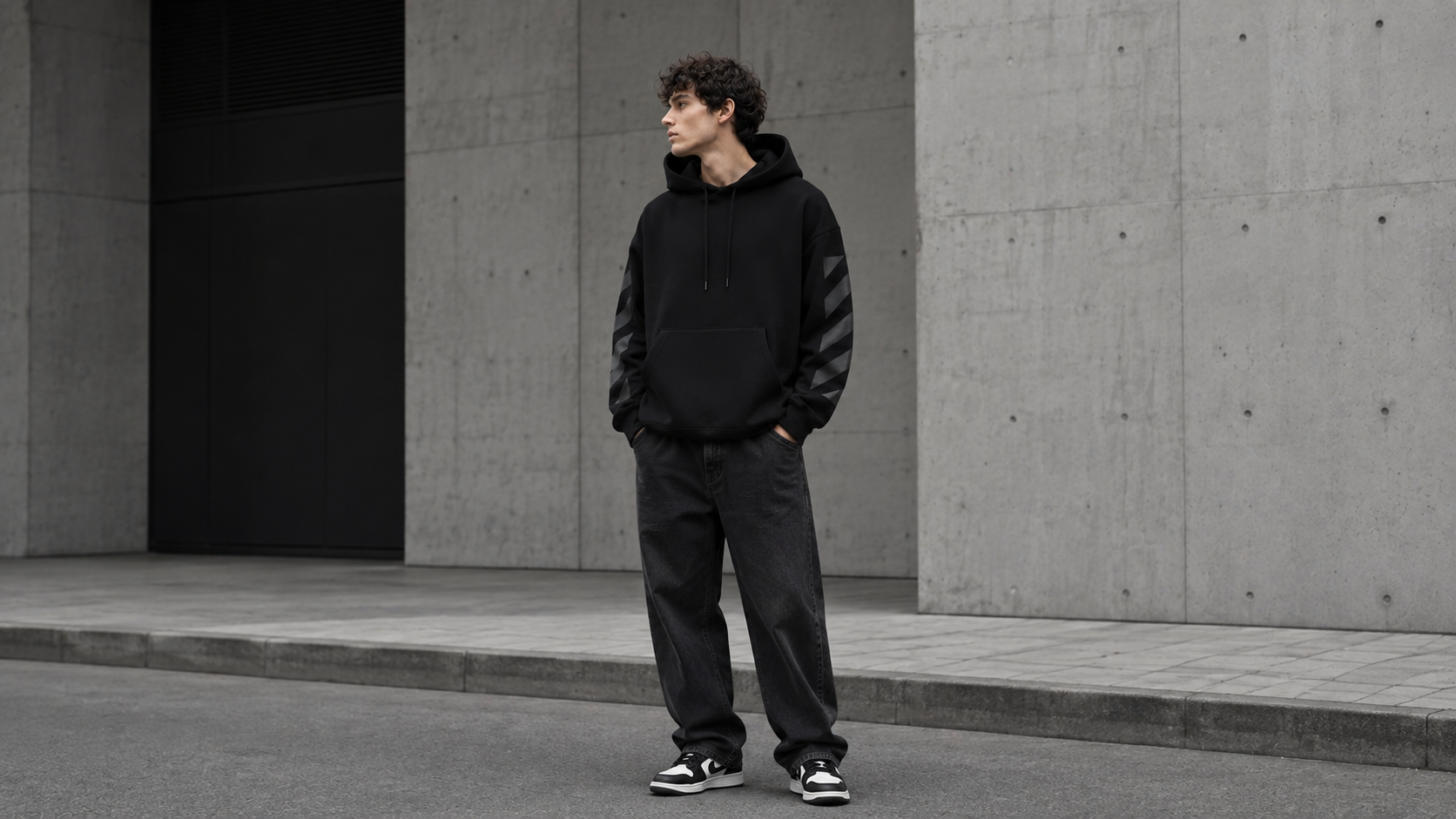 Повседневный streetwear-образ с чёрным худи, relaxed брюками и кроссовками