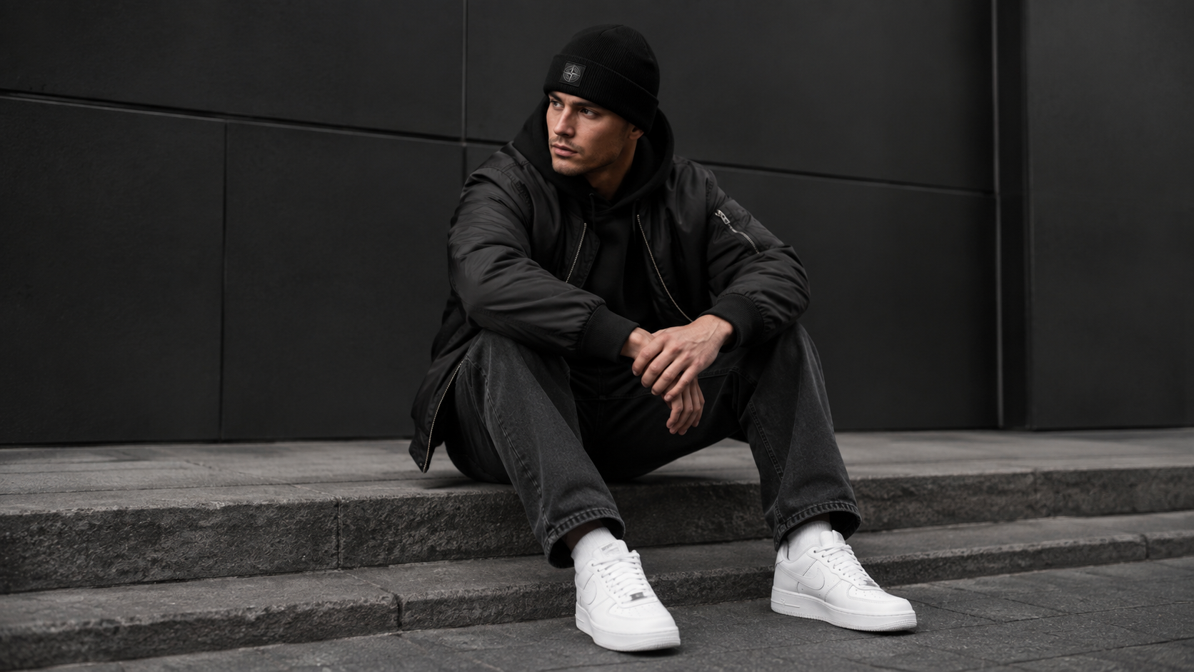 Streetwear-образ с чёрной шапкой, худи и курткой
