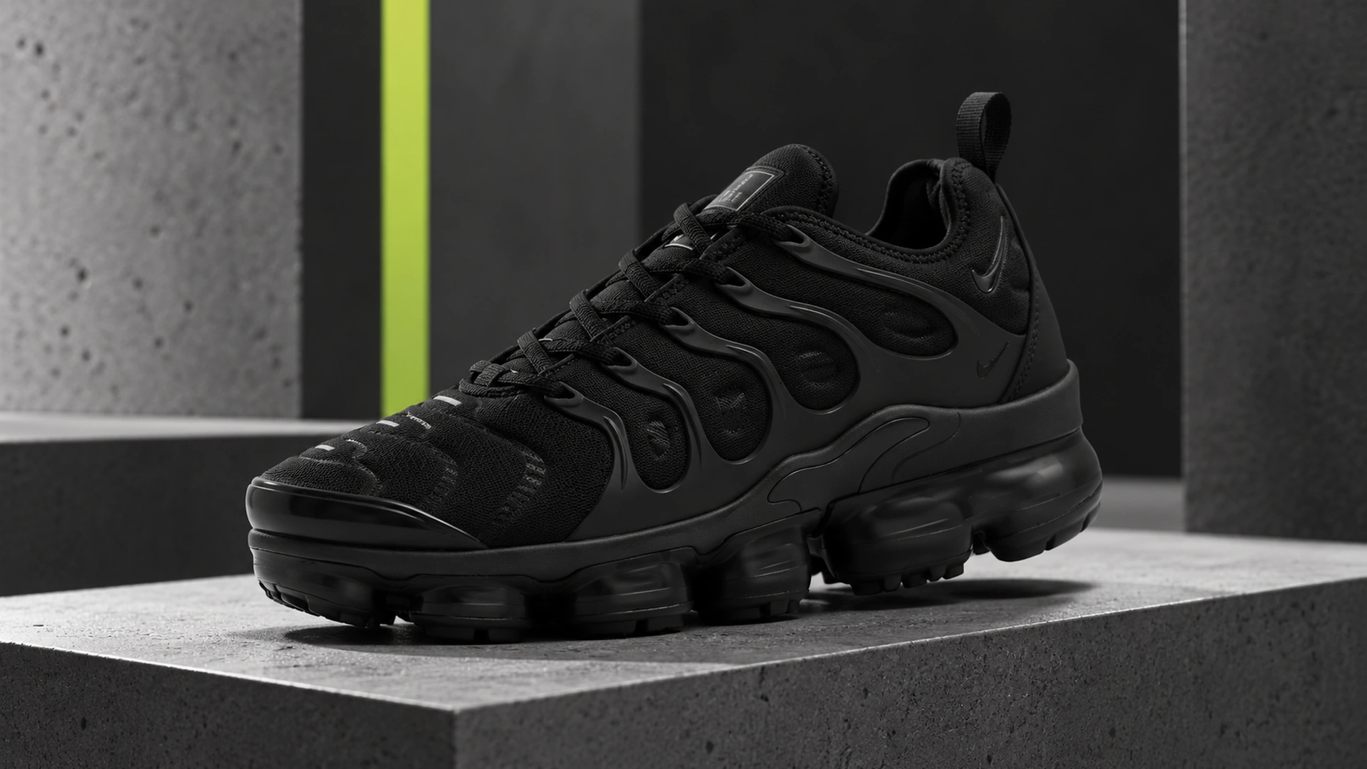 Боковой ракурс Nike Air VaporMax Plus арт. 10181 с акцентом на cage и VaporMax Air