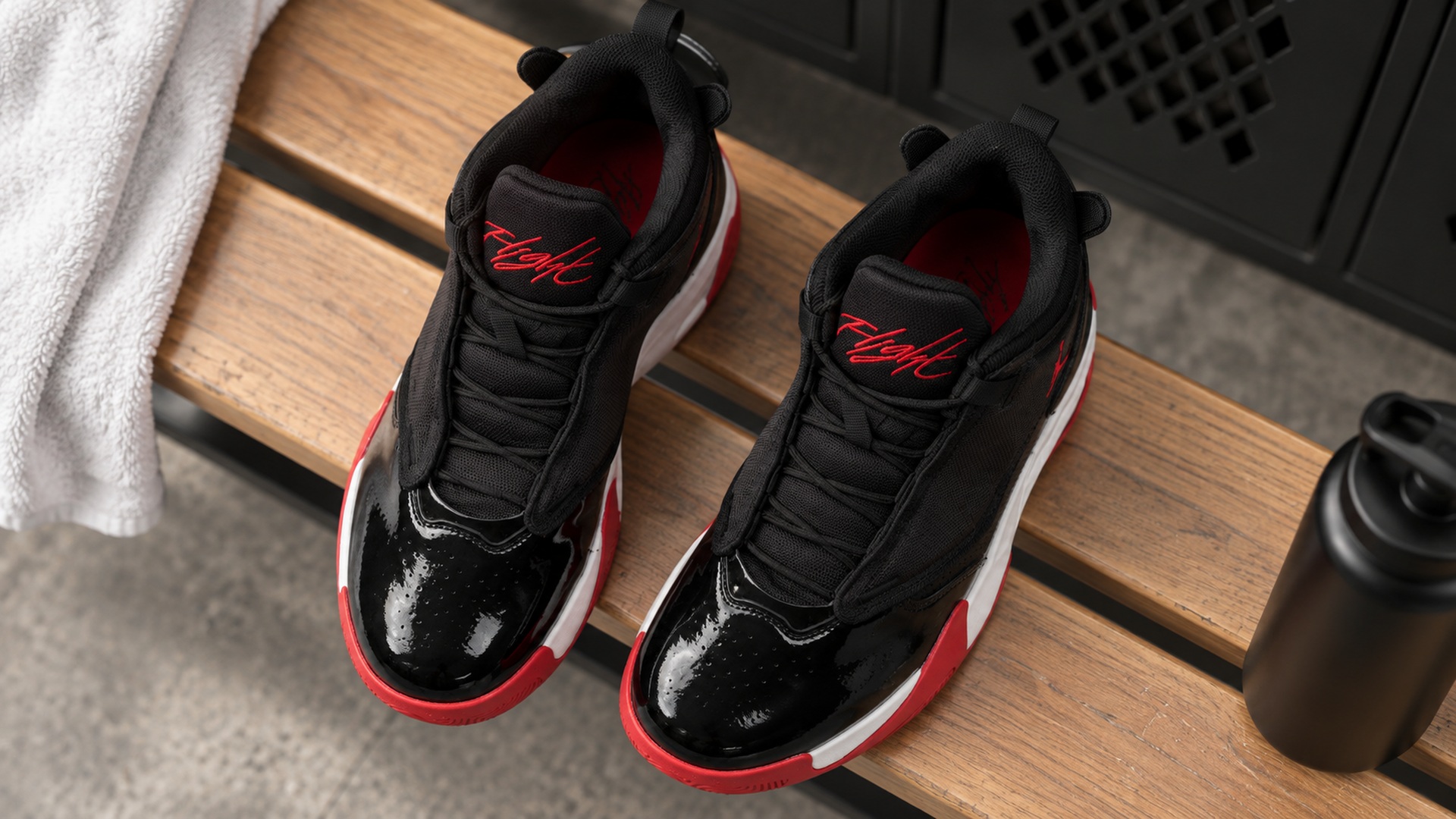 Jordan Max Aura 4 сверху: шнуровка, язычок и форма воротника для оценки посадки