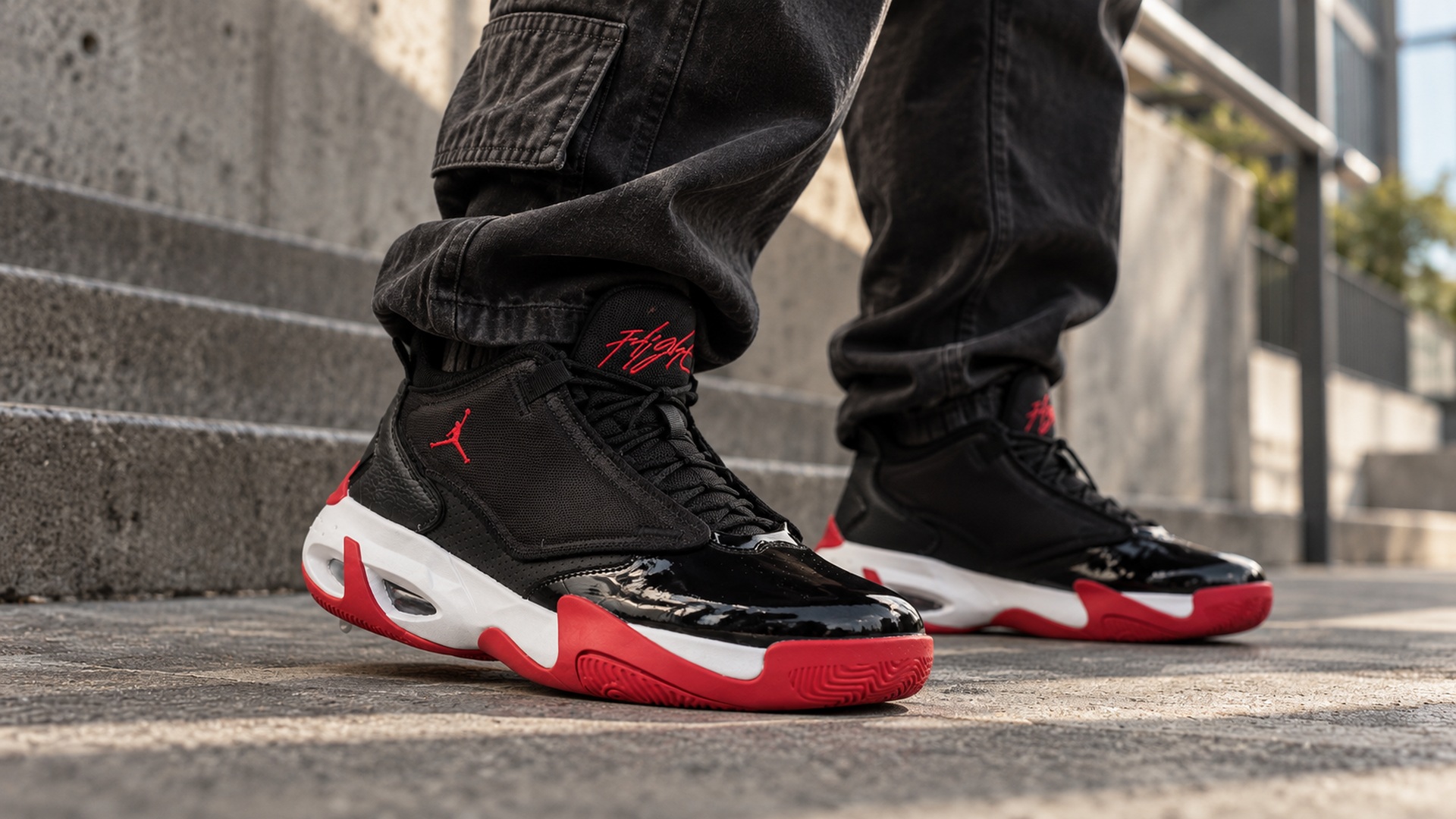 Jordan Max Aura 4 в повседневном streetwear-образе с тёмными свободными брюками