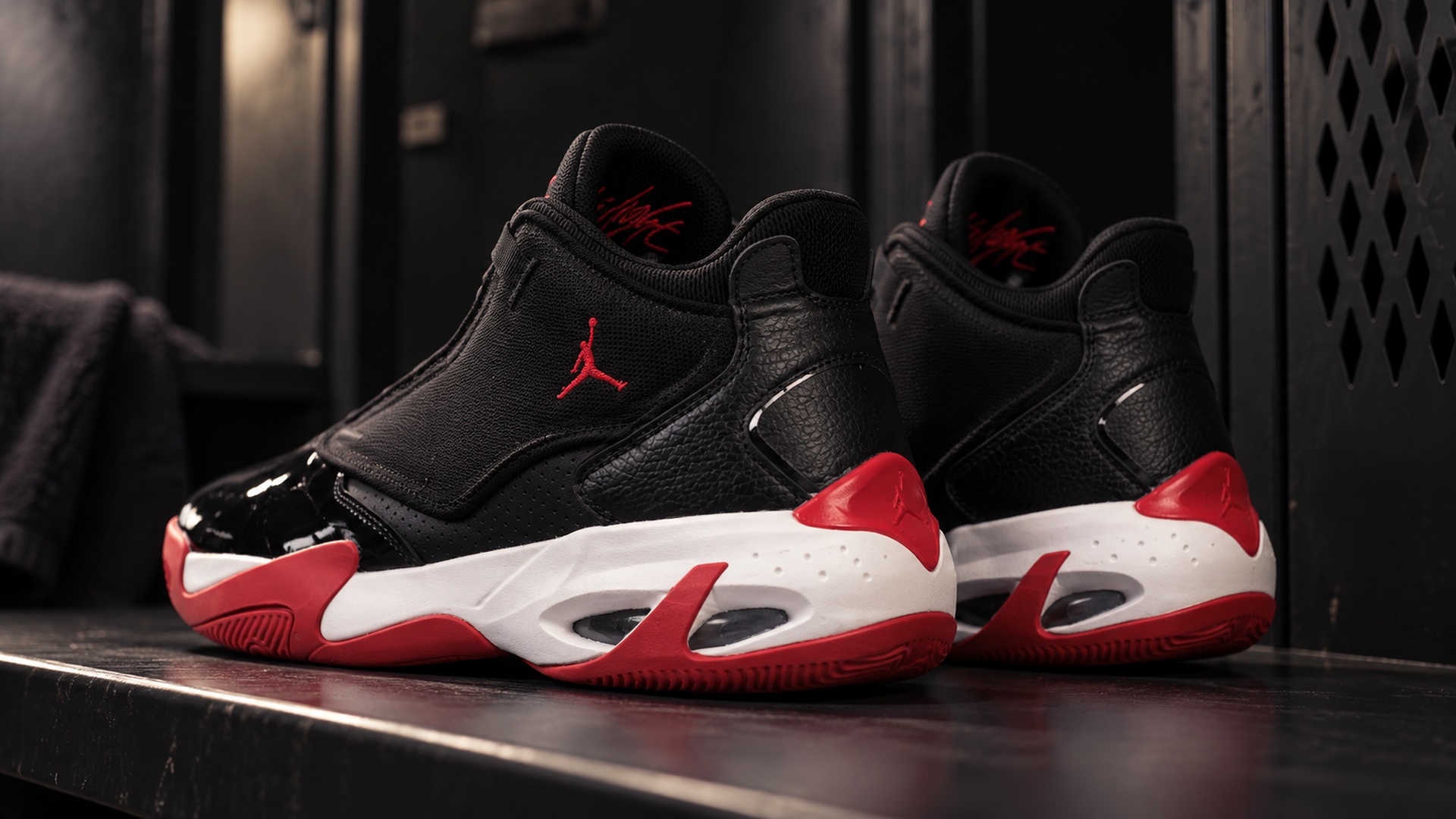 Задняя часть Jordan Max Aura 4: пятка, панели верха и элементы подошвы