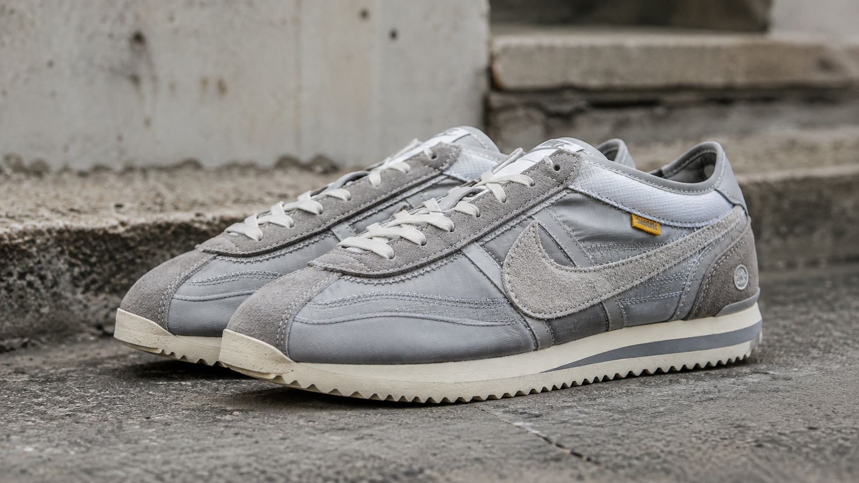 Серые кроссовки Union x Nike Cortez Nylon на бетонной поверхности
