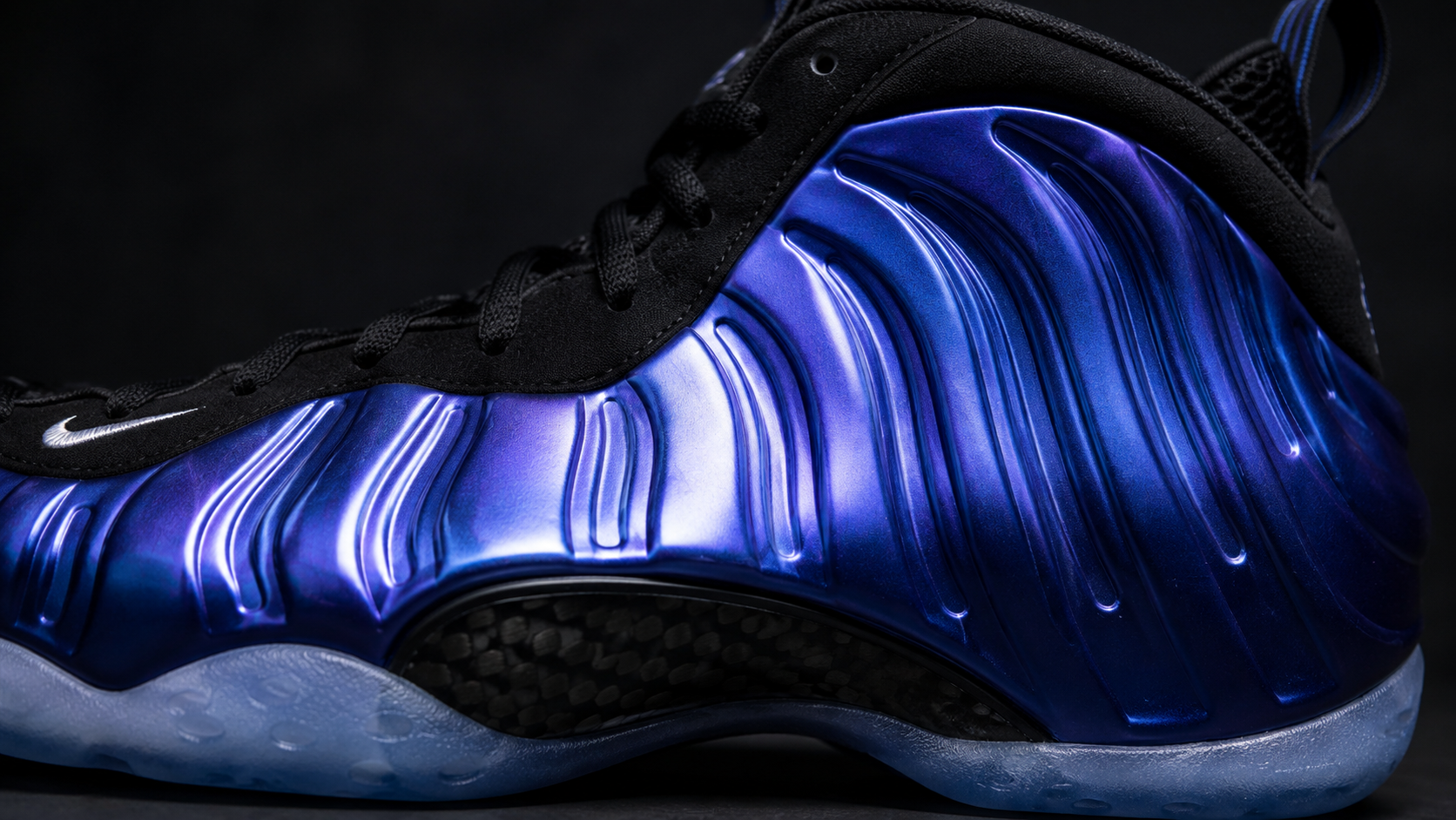 Рельефный формованный верх Nike Air Foamposite One крупным планом