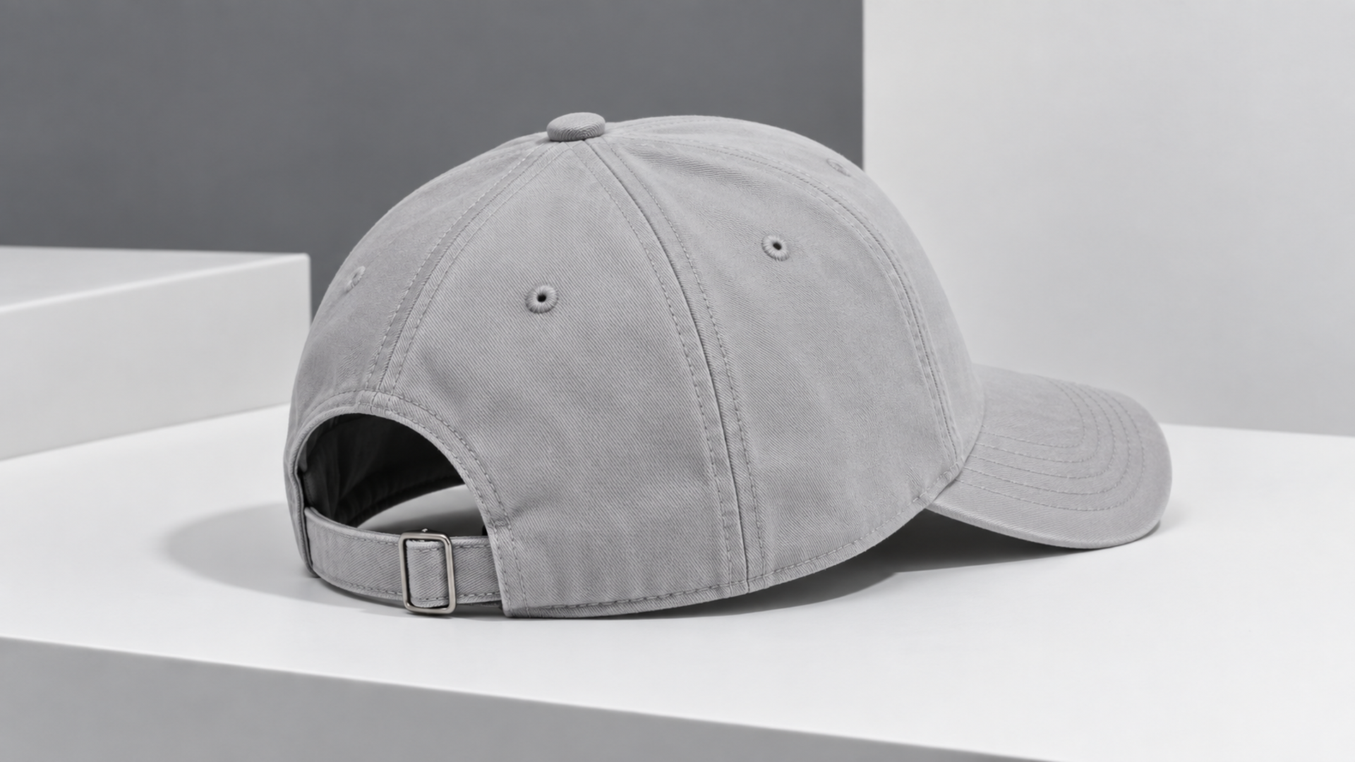 Серая кепка The North Face арт. 35854 в городском editorial-сетапе.