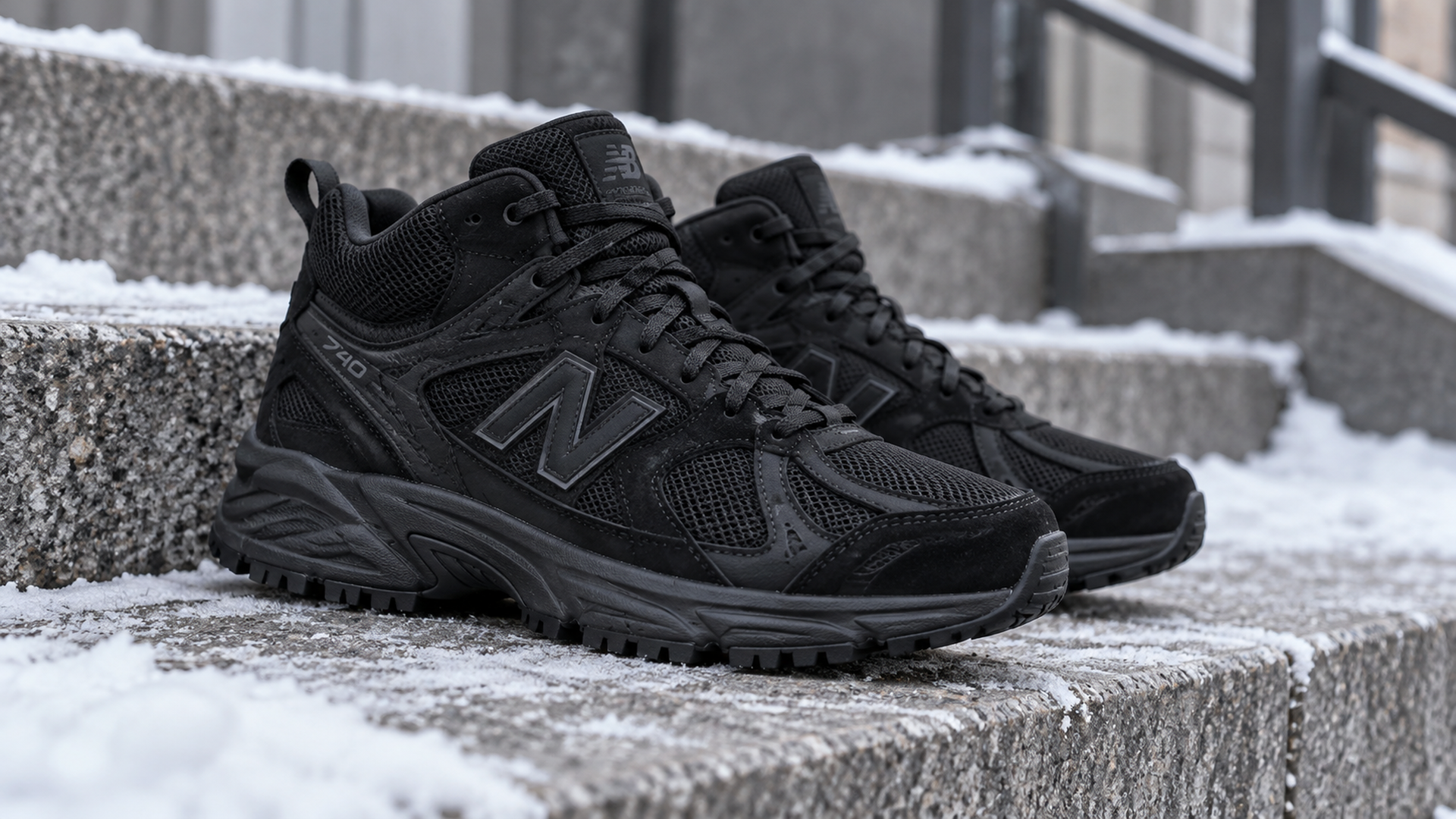 New Balance 740 Mid арт. 43848 на зимних городских ступенях