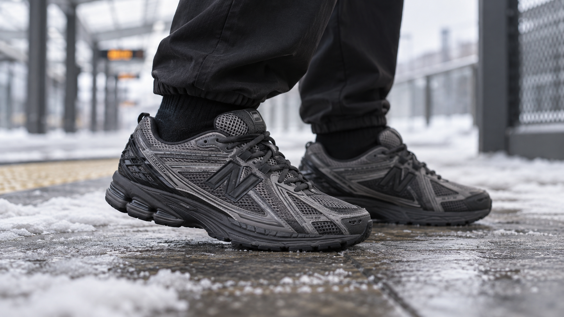 New Balance 1906R арт. 39405 в зимней городской transit-сцене