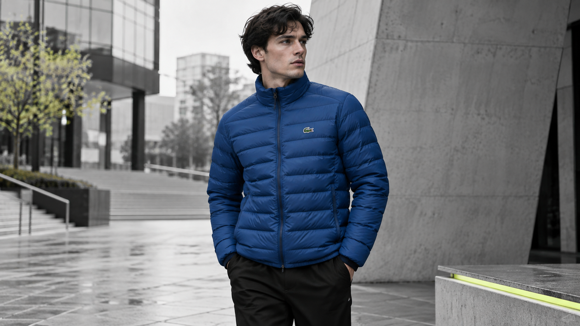 Синяя демисезонная куртка Lacoste арт. 40574 в городской editorial-сцене