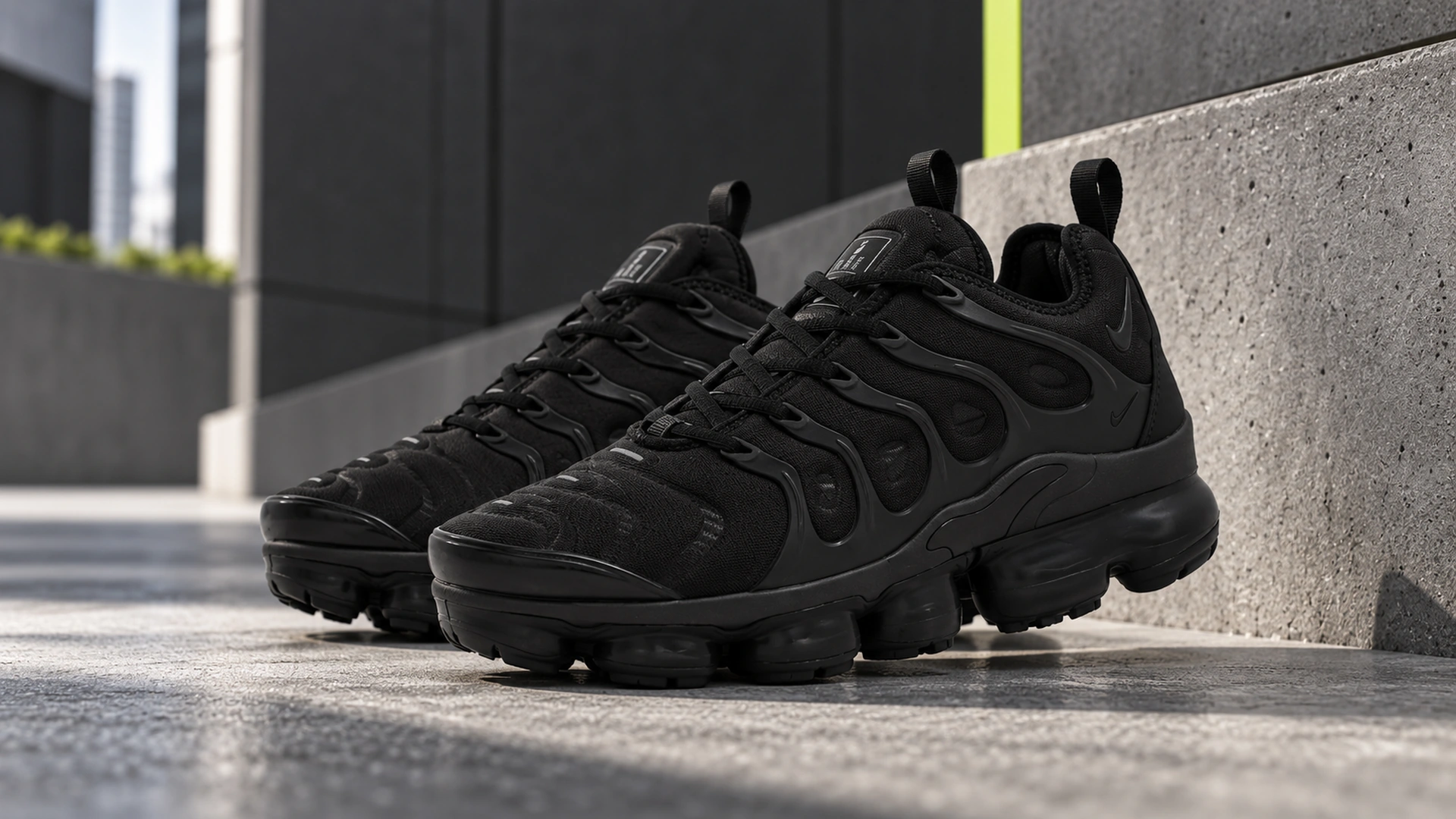 Черные Nike Air VaporMax Plus арт. 10181 в городской editorial-сцене