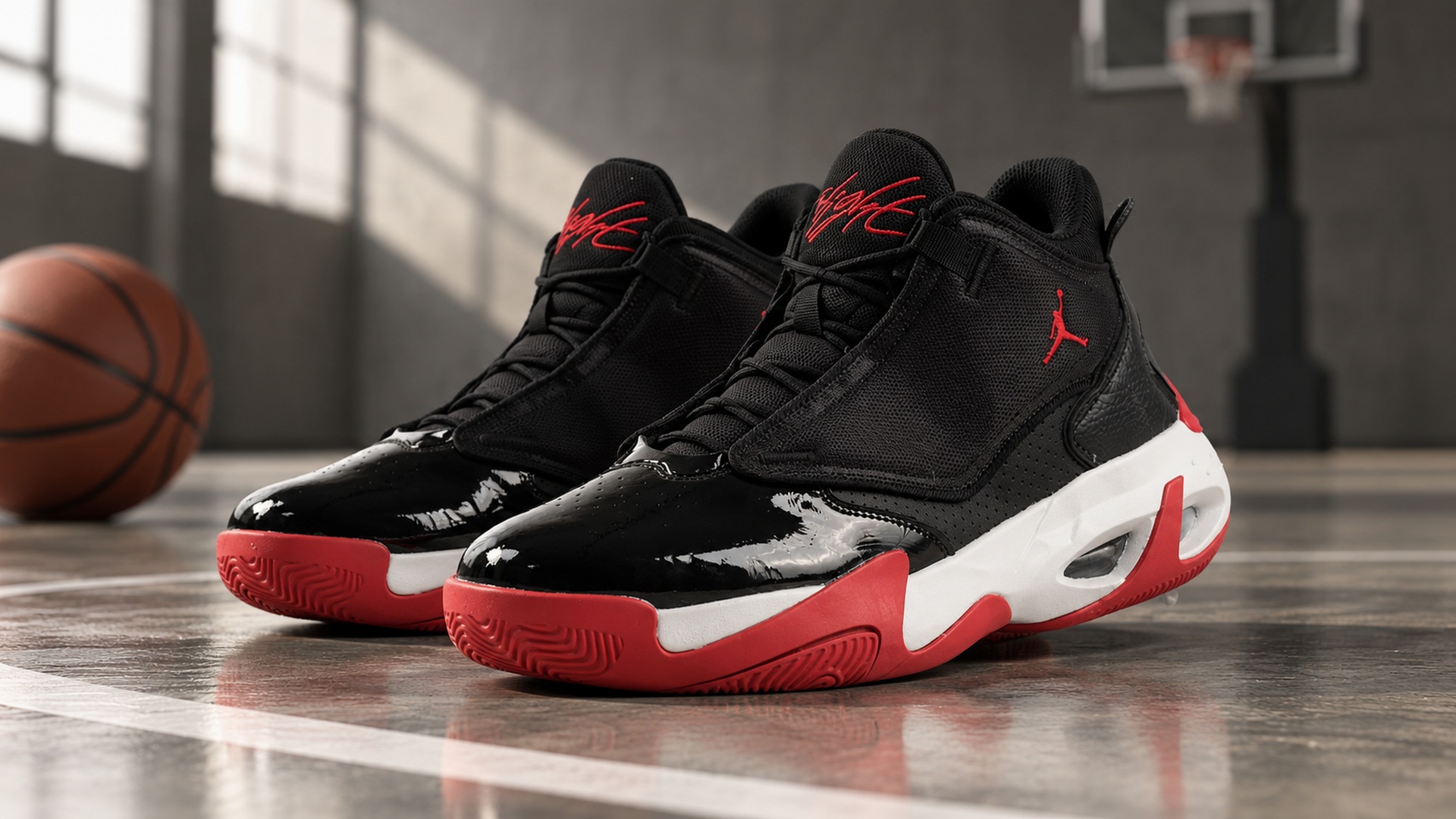 Jordan Max Aura 4 арт. 36904 в чёрно-красно-белой расцветке на баскетбольной площадке