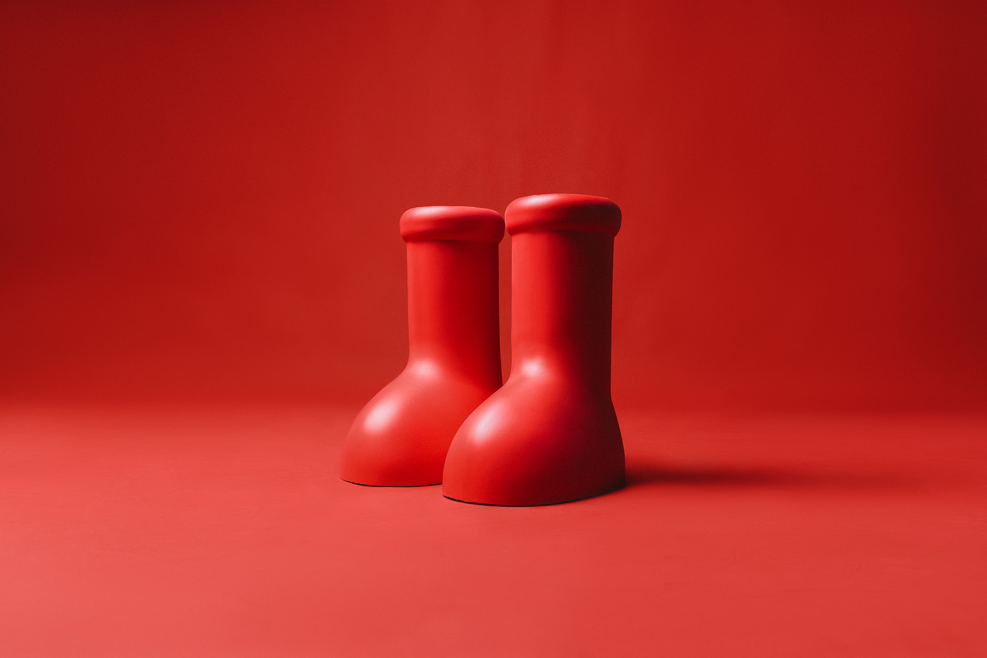 Mschf red boots. Красные ботинки от MSCHF. MSCHF big Red Boots. Big Red Boot калаьарация. Big rad Boot калаьарация.